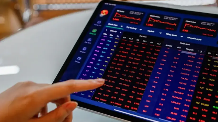 Cổ phiếu bất động sản, chứng khoán đồng loạt giảm mạnh